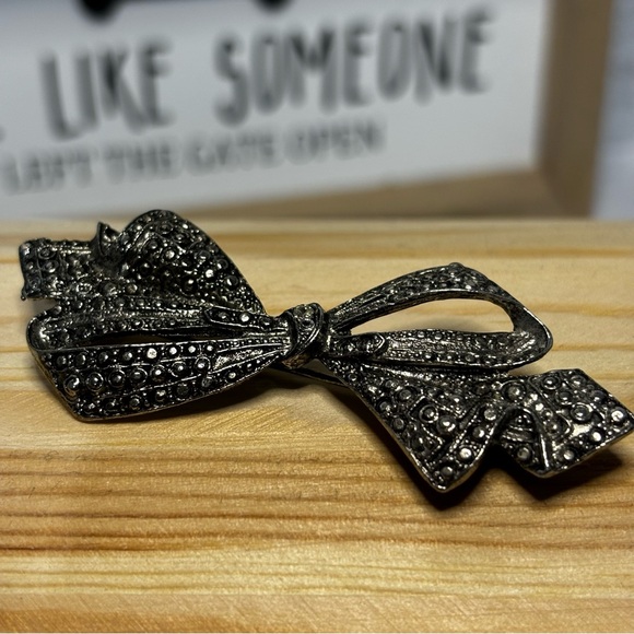Beautiful Marcasite Bow Brooch - Picture 4 of 6